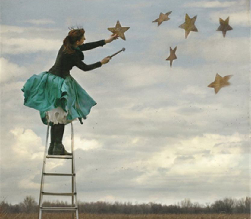 Donna su una scala cattura stelle che volano nel cielo Donna su una scala cattura stelle che volano nel cielo