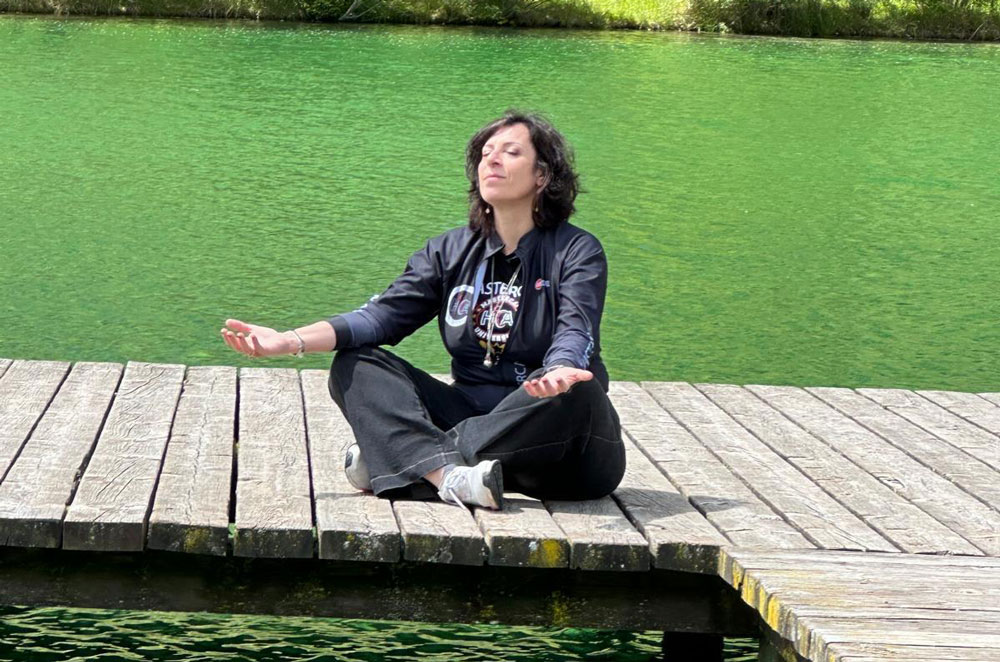 micaela medita sul fiume