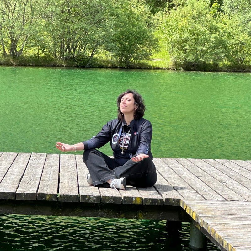 micaela medita sul fiume micaela medita sul fiume