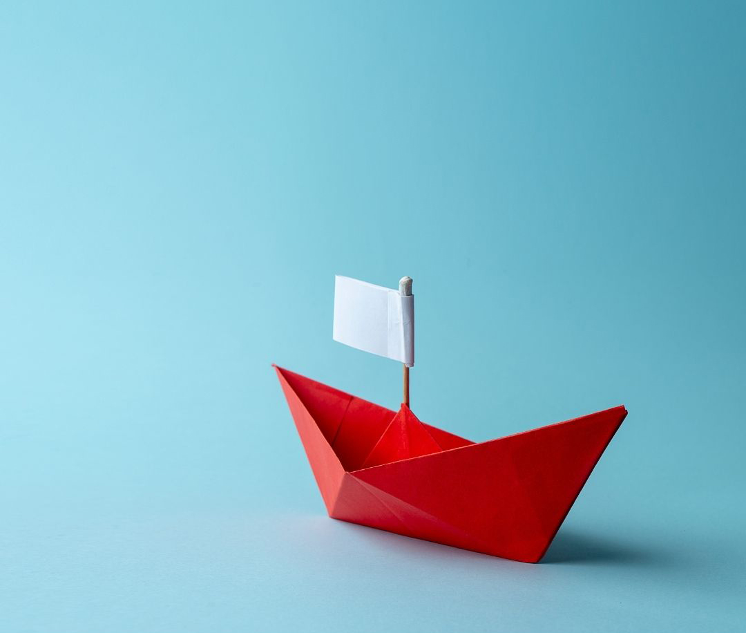 barchetta di carta rossa con bandiera bianca barchetta di carta rossa con bandiera bianca
