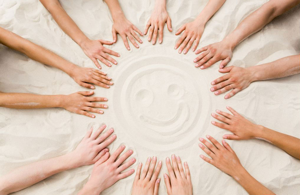 mani sabbia cerchio sorriso disegnato mani sabbia cerchio sorriso disegnato