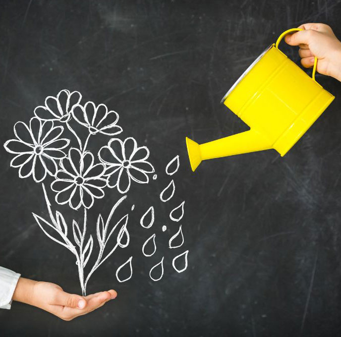 mano annaffia fiori disegnati su una lavagna mano annaffia fiori disegnati su una lavagna
